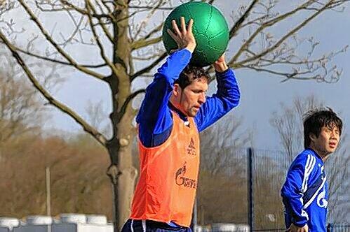 Eine Magath-Übung: Kevin Kuranyi beim Schalker Zirkeltraining mit einem Medizinball - doch nach derzeitigem Stand hat der Stürmer im Sommer einen langen Urlaub.