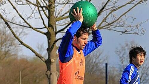 Eine Magath-Übung: Kevin Kuranyi beim Schalker Zirkeltraining mit einem Medizinball - doch nach derzeitigem Stand hat der Stürmer im Sommer einen langen Urlaub. Eine Magath-Übung: Kevin Kuranyi beim Schalker Zirkeltraining mit einem Medizinball - doch nach derzeitigem Stand hat der Stürmer im Sommer einen langen Urlaub.