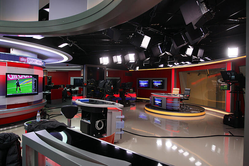 Im Studio selbst kommt modernste Technik zum Einsatz: Auf einer Fläche von 400 m2 wurden laut Senderangaben 170 km Kabel verlegt, 150 Arbeitsstationen eingerichtet und 77 Flachbildschirme installiert.