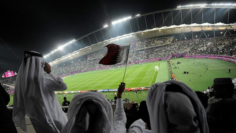 Das Finale am 18. Dezember ist ein Kompromissangebot an die englische Premier League, die am symbolträchtigen 26. Dezember ihren Spielbetrieb fortsetzen kann und ein kleines Geschenk an das Emirat Katar, das an diesem Tag seinen Nationalfeiertag begeht. Das Finale am 18. Dezember ist ein Kompromissangebot an die englische Premier League, die am symbolträchtigen 26. Dezember ihren Spielbetrieb fortsetzen kann und ein kleines Geschenk an das Emirat Katar, das an diesem Tag seinen Nationalfeiertag begeht.