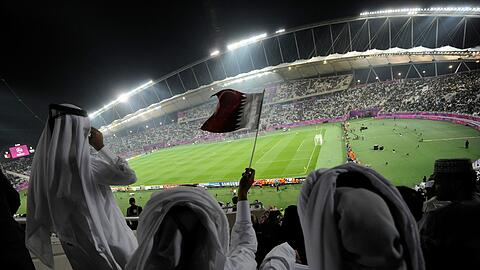 Das Finale am 18. Dezember ist ein Kompromissangebot an die englische Premier League, die am symbolträchtigen 26. Dezember ihren Spielbetrieb fortsetzen kann und ein kleines Geschenk an das Emirat Katar, das an diesem Tag seinen Nationalfeiertag begeht.