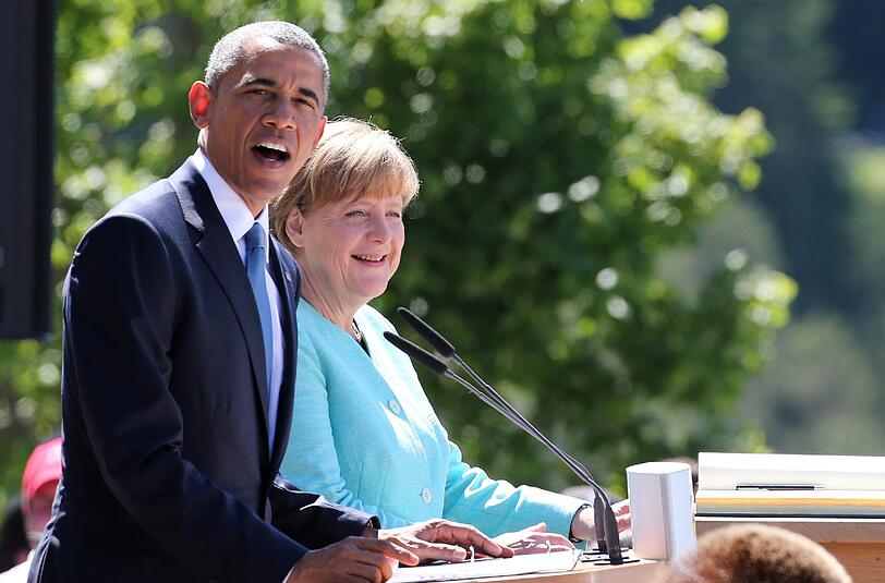 US-Präsident Barack Obama spricht beim Treffen mit Angela Merkel vor den Anwesenden in Krün.