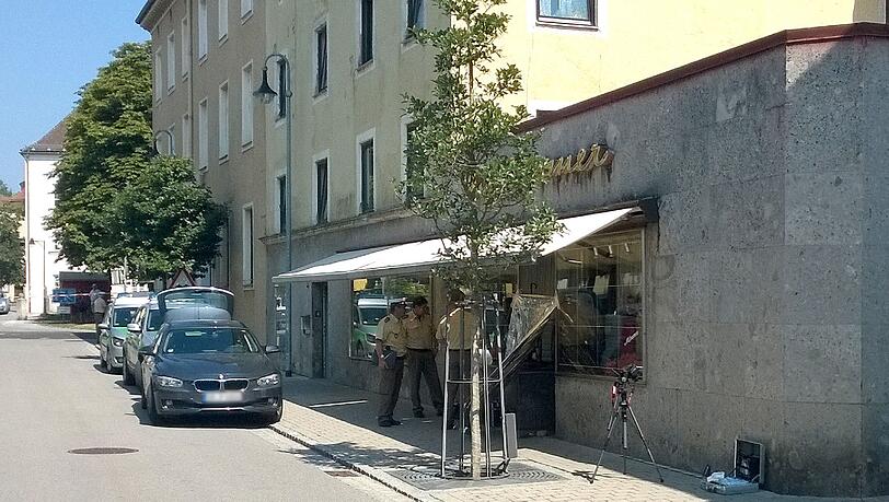 Im Kerzengeschäft Mössmer in Pfarrkirchen ereignete sich die Bluttat. Im Kerzengeschäft Mössmer in Pfarrkirchen ereignete sich die Bluttat.