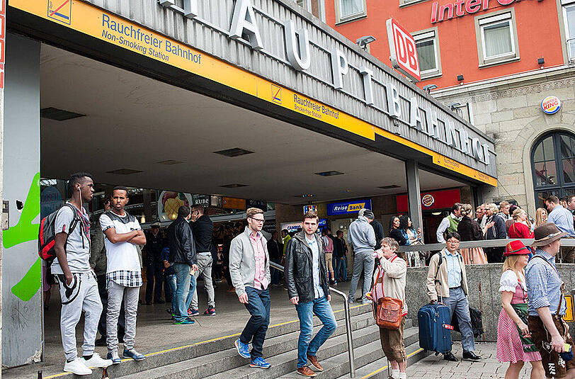 Flüchtlinge und Wiesn-Besucher treffen in München aufeinander, Bilder vom Hauptbahnhof am ersten Tag des Oktoberfests.
