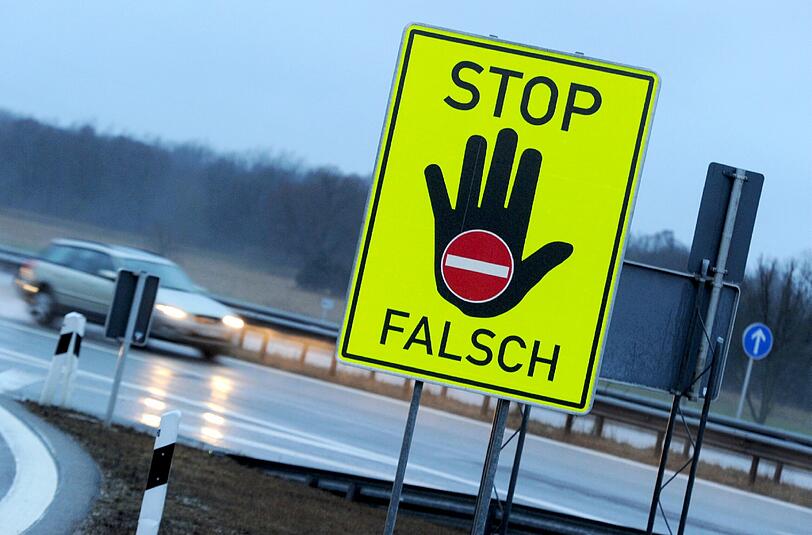Ein 45-Jähriger, der vor der Polizei flüchtete, landete als Geisterfahrer im Gegenverkehr - eine Junge Frau kam zu Tode. Der Mann wurde wegen Mordes verurteilt.