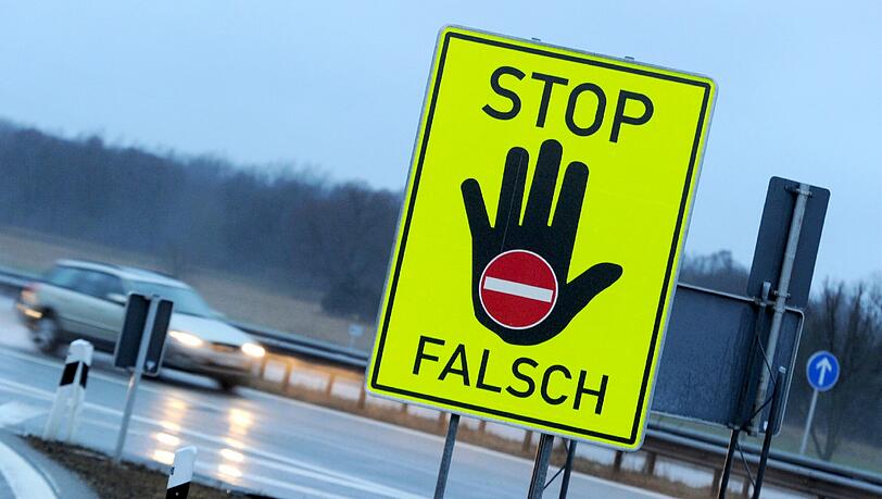 Ein 45-Jähriger, der vor der Polizei flüchtete, landete als Geisterfahrer im Gegenverkehr - eine Junge Frau kam zu Tode. Der Mann wurde wegen Mordes verurteilt. Ein 45-Jähriger, der vor der Polizei flüchtete, landete als Geisterfahrer im Gegenverkehr - eine Junge Frau kam zu Tode. Der Mann wurde wegen Mordes verurteilt.