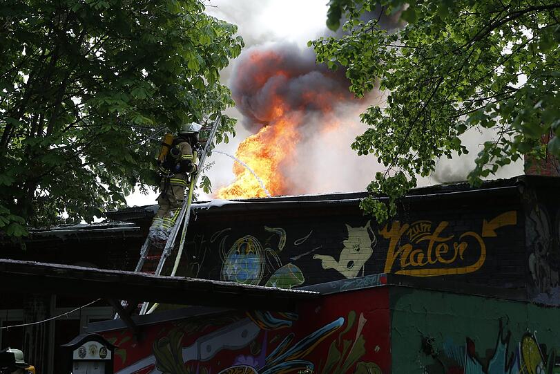 Noch Stunden später bekamen die Feuerwehrleute den Brand nicht unter Kontrolle.