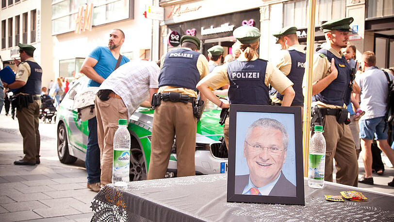 Die Polizei konfiszierte einige Flyer des Zentrums für politische Schönheit in der Kaufinger Straße.