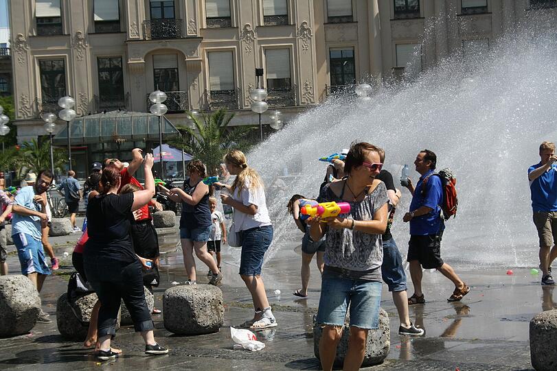 Wasserschlacht am Stachus. Die Bilder.