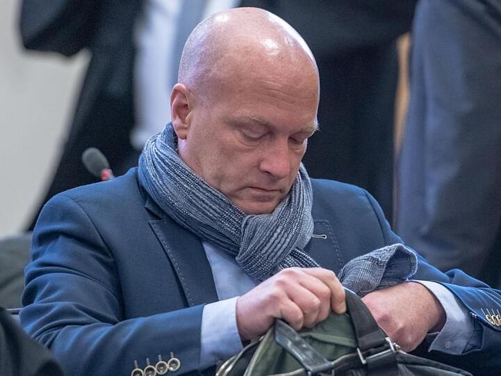 Joachim Wolbergs (SPD), der suspendierte Oberbürgermeister von Regensburg, im Verhandlungssaal des Landgerichts.