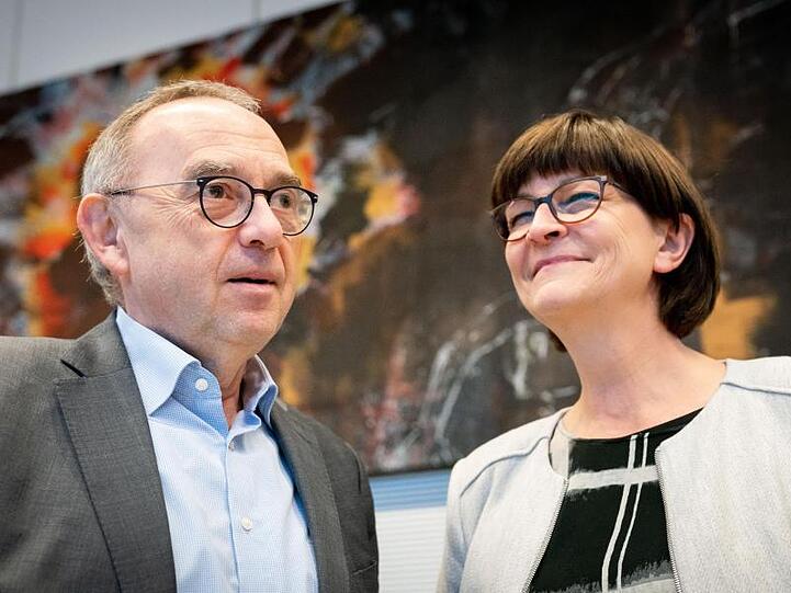 Norbert Walter-Borjans (r.) und Saskia Esken (l.) die Bundesvorsitzenden der SPD. Foto: Kay Nietfeld/dpa/Archivbild