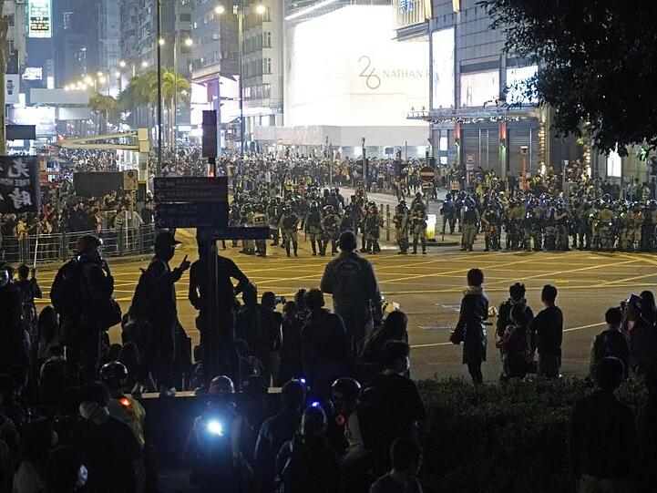 Neue Proteste und Zusammenstöße zwischen Demonstranten und Polizei haben den Heiligabend in Hongkong überschattet.
