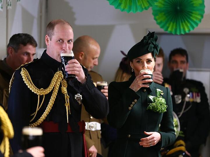 Kate (r), Herzogin von Cambridge, und ihre Ehemann Prinz William genießen ein Glas Guinness, nachdem sie an der St. Patrick's Day Parade in Hounslow teilgenommen haben.