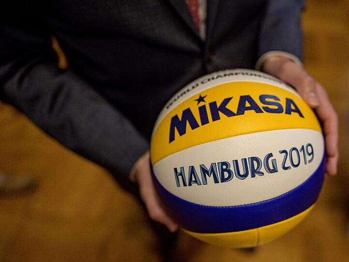 Hamburgs Erster Bürgermeister Peter Tschentscher hat die Beachvolleyball-WM 2019 eröffnet.