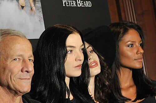 Peter Beard, Maria Carla Boscono, Emanuella de Paula und Kemp stellen den Pirelli-Kalender 2009 vor