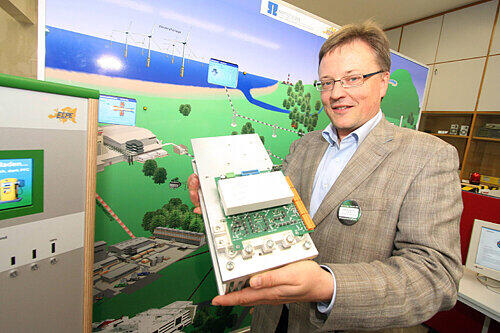 Sauber! Prof. Norbert Graß vor dem Strom-Modell der Zukunft.