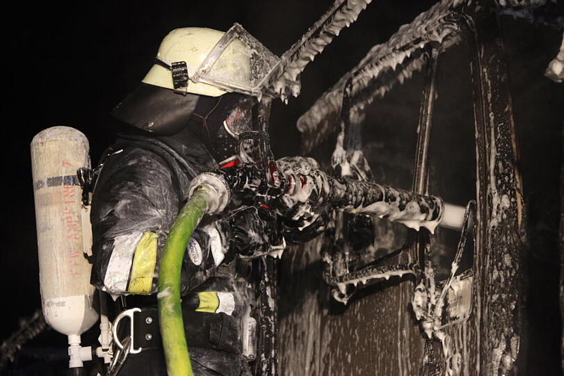 Auf der A94 steht ein Lkw in Flammen: Die Bilder vom Feuerwehreinsatz.