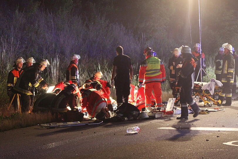 Vermutlich wegen eines Reifenplatzers kam die Fahrerin des Golfs von der Fahrbahn ab. Der Wagen überschlug sich, die drei Insassen erlitten zum Teil schwere Verletzungen.