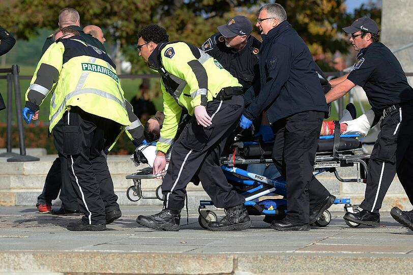 In Ottawa hat ein Mann das Parlament mit einem Gewehr angegriffen. Zuvor war ein Soldat am Weltkriegsdenkmal niedergeschossen worden.