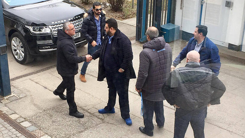 Investor Hasan Ismaik (m.) am Freitag auf dem Trainingsgelände der Löwen.