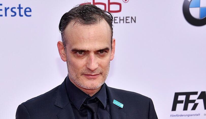 Anatole Taubman möchte gern, "dass man Filme über dunkle Kapitel der Menschheit immer macht." Dabei dürfen wie in "Es war einmal in Deutschland" auch Witze erzählt werden.