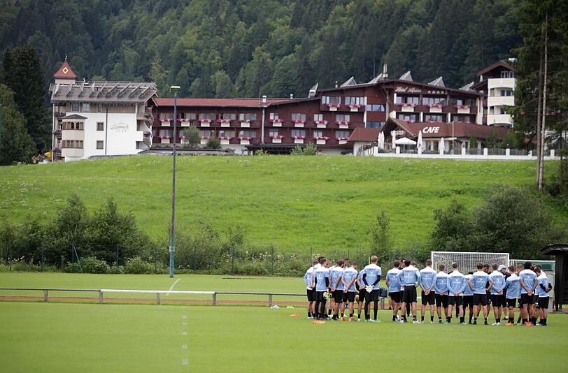 Nach Kaffee und Kuchen ging es am Dienstag direkt zur ersten Trainingseinheit in die Kaiserwinkl-Arena.