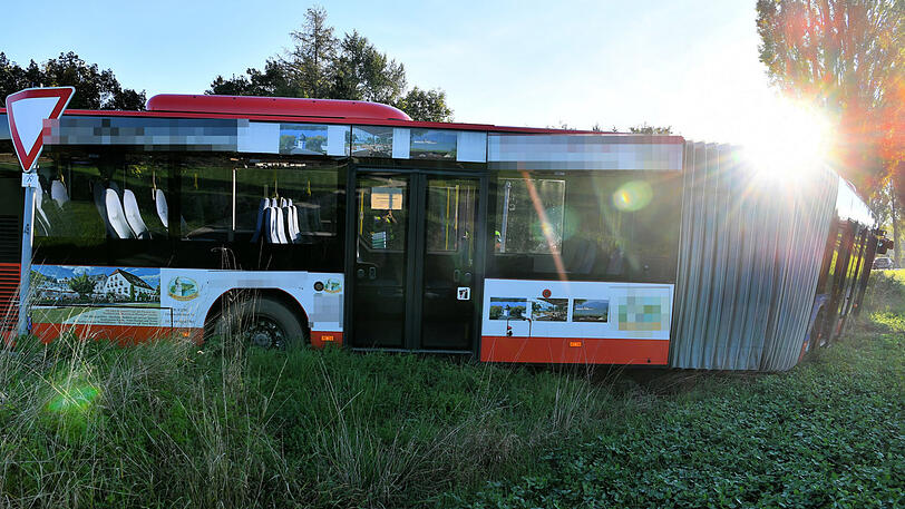 Bei dem Unfall mit einem Schulbus wurde ein Schüler leicht verletzt.