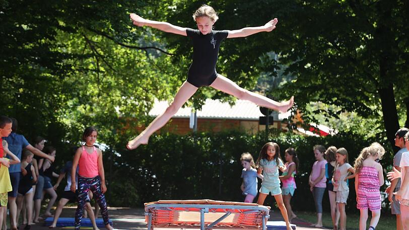 Das Trampolinspringen ist ins Freie verlegt worden.