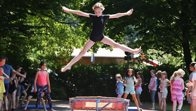 Das Trampolinspringen ist ins Freie verlegt worden. Das Trampolinspringen ist ins Freie verlegt worden.