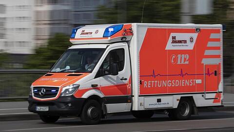 Bei dem Unfall in der Aidenbachstraße trug ein 78-jähriger Mann mehrere Brüche und eine Kopfverletzung davon. Sein Zustand ist laut Polizei stabil. (Symbolbild)