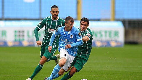 Richard Neudecker (m.) im Zweikampf mit Lübecks Mirko Boland.