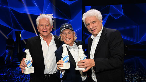 Glücklich über ihre „Panther“: die Preisträger Miroslav Nemec (v. l.), Otto Waalkes und Udo Wachtveitl bei der Verleihung des TV- und Streaming-Awards in der BMW-Welt.