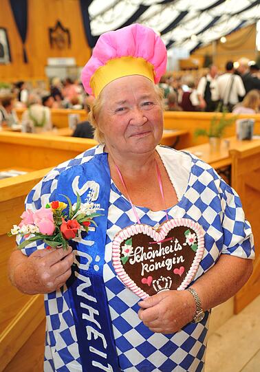 Anneliese Hilger aus Otterfing in ihrem Bühnenoutfit. Wie einst Bally Prell, hat sie eine weiß-blaue Schärpe mit der Aufschrift "Schönheitskönigin".