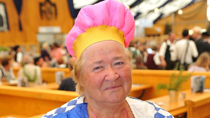 Anneliese Hilger aus Otterfing in ihrem Bühnenoutfit. Wie einst Bally Prell, hat sie eine weiß-blaue Schärpe mit der Aufschrift "Schönheitskönigin".