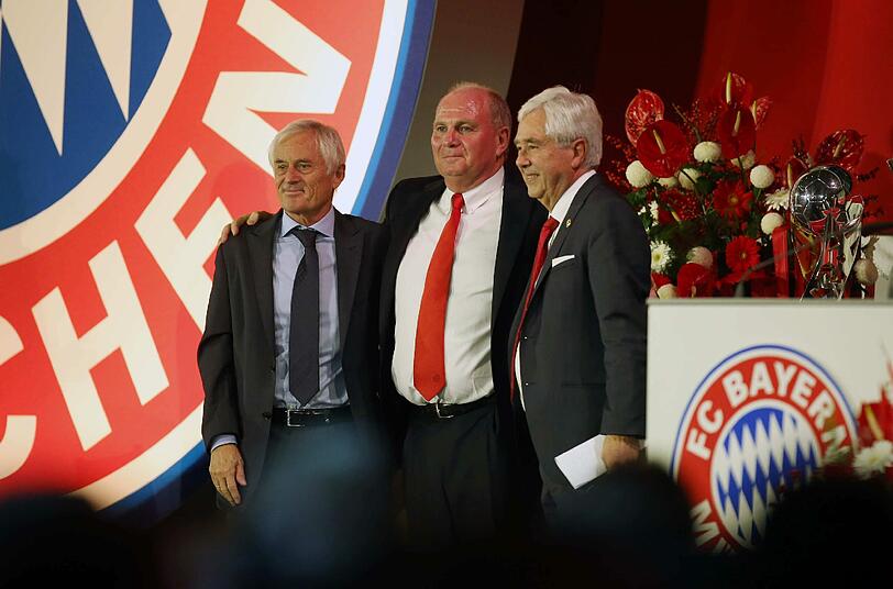 Aufstellen zum Abschiedsfoto: Fritz Scherer, Uli Hoeneß und Bernd Rauch.
