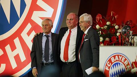 Aufstellen zum Abschiedsfoto: Fritz Scherer, Uli Hoeneß und Bernd Rauch.