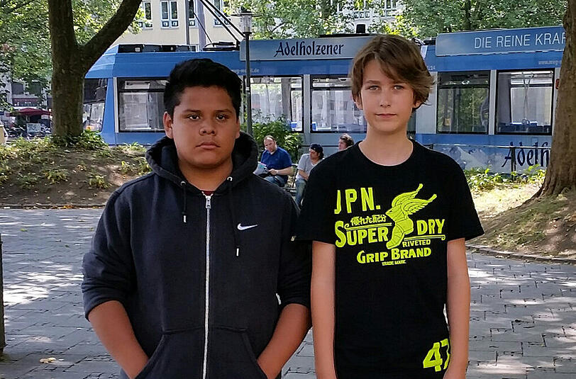 Anthony (13, l.) und Finn am Tag nach ihrem entschlossenen Einschreiten am Sendlinger Tor.