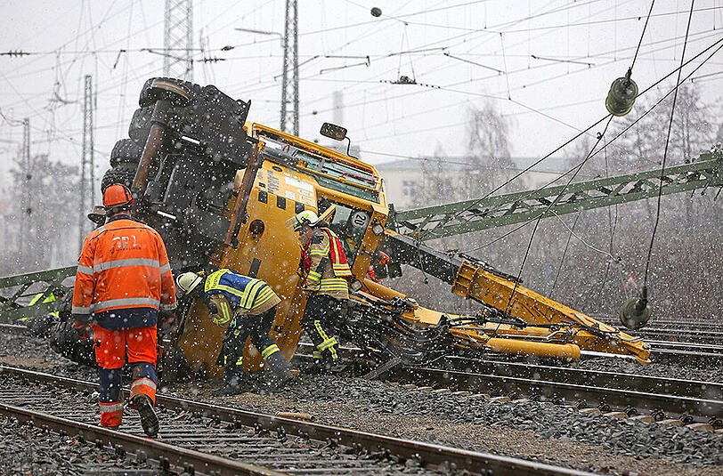 Es dauerte mehrere Stunden, bis der Bagger von der Strecke geborgen war.