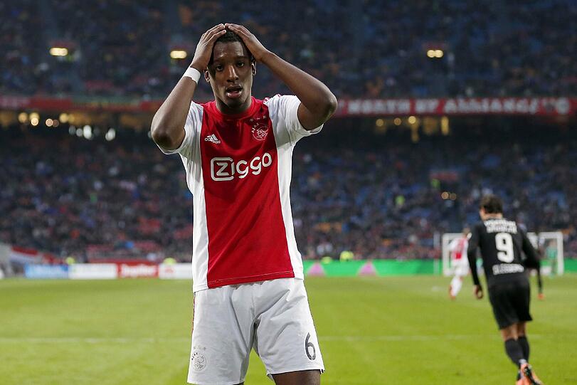 Riechedly Bazoer spielt bei Ajax Amsterdam. Der 19-Jährige hat einen akutellen Marktwert von circa neun Millionen Euro.
