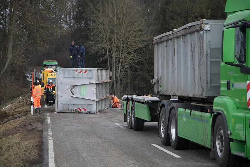 Ein Lkw ist am Freitag von der Straße abgekommen und verlor dabei einen Container mit Pferdemist.