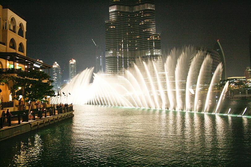 Im See unterm Burj Khalifa tanzen Hunderte von Fontänen.