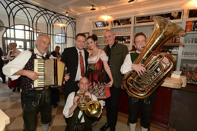 Das neue Tegernseer Bräuhaus im Tal hat eröffnet: Zur Party kamen die Promis in Dirndl und Lederhosen
