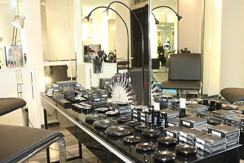Perfekter Ausklang, perfektes Make-up. Wer den Salon verlässt, soll sich rundum schön fühlen.