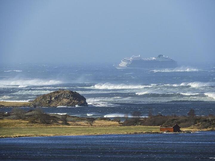 Zwischenzeitlich drohte das Schiff in dem berüchtigten Küstengebiet Hustadvika auf Grund zu laufen.