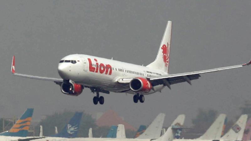 Ein Jet der Fluggesellschaft Lion Air bei der Landung in Surabaya. Ein Jet der Fluggesellschaft Lion Air bei der Landung in Surabaya.