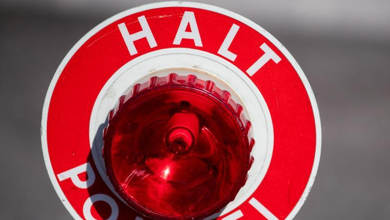 &bdquo;Halt Polizei&rdquo; steht auf einer Polizeikelle.