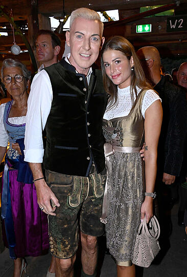 H. P. Baxxter und seine Freundin in der Käfer Wiesn-Schänke
