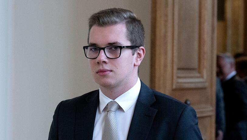 Daniel Halemba, AfD-Politiker, kommt im bayerischen Landtag zu einer Plenarsitzung.