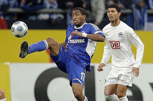 Schalkes Jefferson Farfan (M.) mit Herthas Kaka