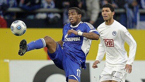 Schalkes Jefferson Farfan (M.) mit Herthas Kaka Schalkes Jefferson Farfan (M.) mit Herthas Kaka